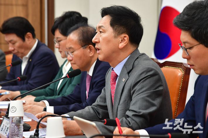 국민의힘 김기현 대표가 25일 서울 여의도 국회에서 열린 최고위원회의에서 모두발언을 하고 있다. 윤창원 기자