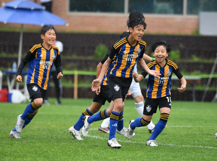 제52회 전국소년체육대회에 참가한 선수들이 축구 경기를 하고있다. 대한체육회 제공