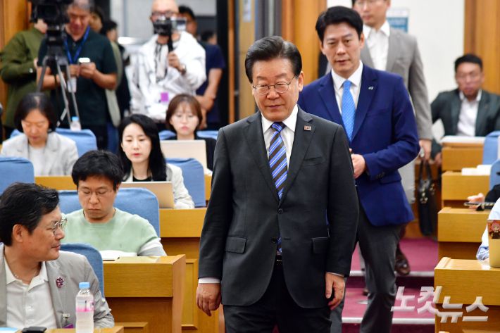 더불어민주당 이재명 대표가 1일 서울 여의도 국회 의원회관에서 열린 '후쿠시마 사고원전 오염수 방류 시도와 민생대책 방안 긴급간담회'에 참석하고 있다. 윤창원 기자