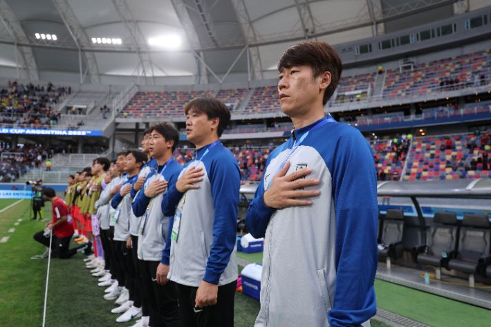 1일(현지시간) 오후 아르헨티나 산티아고 델 에스테로 스타디움에서 열린 2023 국제축구연맹(FIFA) 20세 이하(U-20) 월드컵 16강전 한국과 에콰도르의 경기에서 김은중 감독과 코치친들이 애국가를 부르는 모습. 연합뉴스