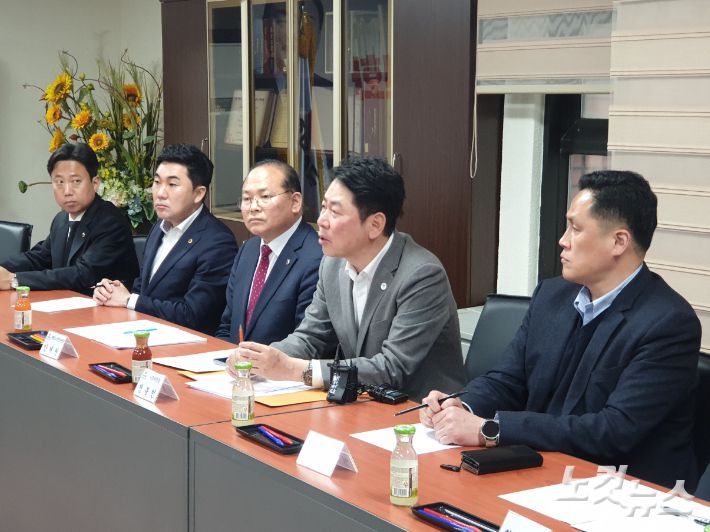 전봉민 국민의힘 부산시당위원장 등 지역 국회의원과  부산시의원과 구·군 의원 등이 오는 3일 부산국제금융센터 앞에서 '후쿠시마 괴담 정치 중단 촉구' 기자회견을 열 예정이다. 사진은 발언하고 있는 전봉민 의원과 부산시의회 해양도시안전위원회 의원 모습. 강민정 기자