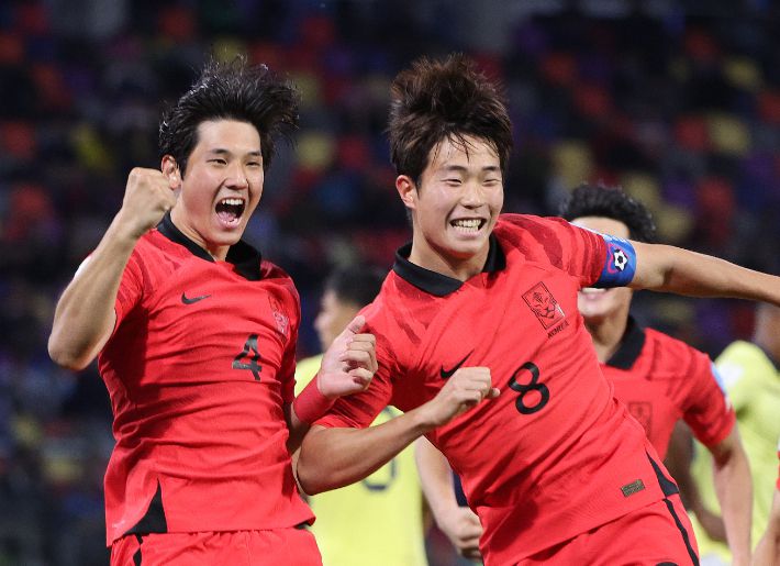 세 번째 골을 합작한 최석현(왼쪽)과 이승원. 연합뉴스