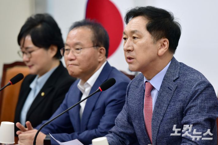 국민의힘 김기현 대표가 4일 서울 여의도 국회에서 중앙선관위 자녀 특혜채용 논란과 관련해 열린 긴급최고위원회의에서 발언을 하고 있다. 윤창원 기자