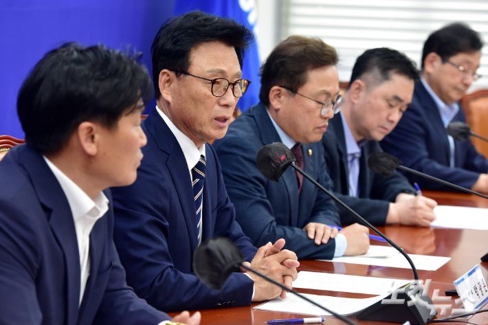 더불어민주당 박광온 원내대표가 5일 서울 여의도 국회에서 열린 '후쿠시마 오염수 원내대책단 출범식'에서 발언을 하고 있다. 윤창원 기자