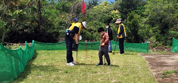 토요프로그램으로 교회에 마련된 파크골프장에서  지역 어르신들과 함께 하는 파크골프 교실. 박명훈 장로 제공
