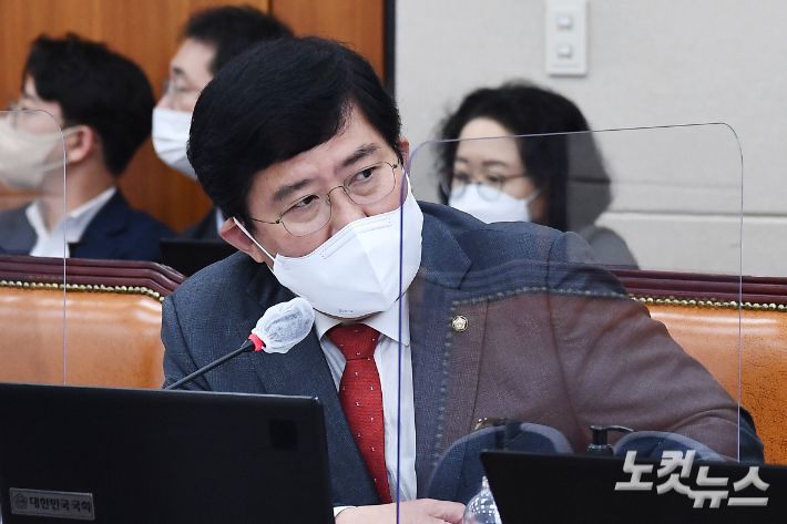 국민의힘 윤창현 국회의원이 4일 서울 여의도 국회에서 열린 정무위원회의 국무조정실, 국무총리비서실 국정감사에서 이스타 항공 관련 질의를 하고 있다. 윤창원 기자