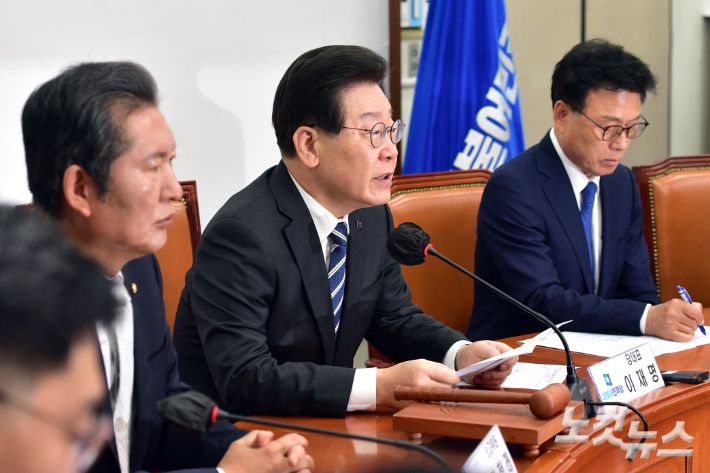 더불어민주당 이재명 대표가 최고위원회의에서 모두발언을 하고 있다. 윤창원 기자