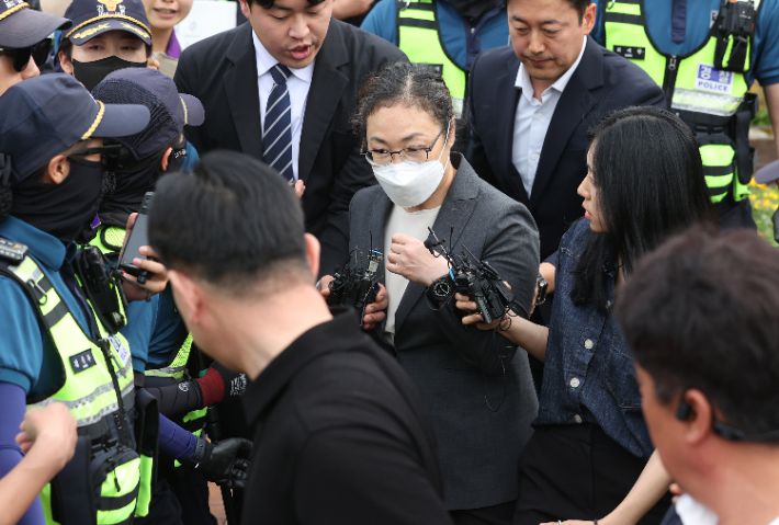 이태원 참사 부실 대응 혐의로 구속기소된 박희영 용산구청장이 법원의 보석 청구 인용에 따라 7일 오후 서울 구로구 남부구치소를 나서고 있다. 연합뉴스