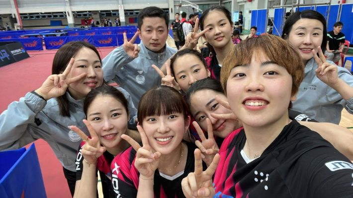 포스코인터내셔널 선수단이 7일 '2023 춘계회장기 실업탁구대회' 여자 단체전 우승을 일군 뒤 기념 촬영을 한 모습. 포스코인터내셔널