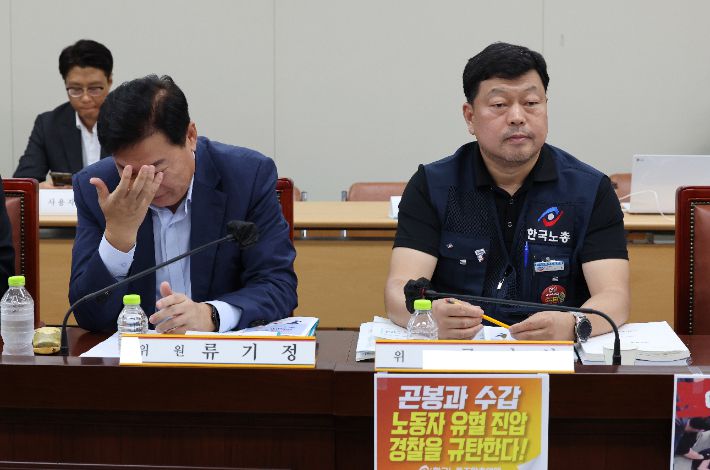 8일 오후 세종시 정부세종청사 최저임금위원회 회의실에서 열린 제3차 전원회의에서 사용자위원인 류기정 한국경영자총협회 전무(왼쪽)와 노동자위원인 류기섭 한국노총 사무총장이 자리하고 있다. 연합뉴스