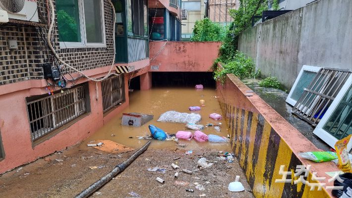 지난해 인명사고가 났던 관악구 반지하 주택. 김정록 기자