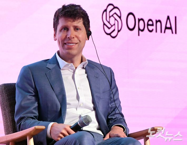 생성형 인공지능(AI) 챗GPT 개발사인 오픈AI의 샘 알트만 대표가 이영 중소벤처기업부 장관과 9일 오전 서울 여의도 63빌딩에서 대담 중 미소를 짓고 있다. 황진환 기자