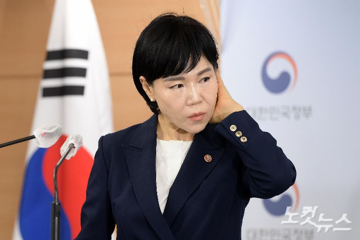 전현희 국민권익위원장이 감사원 감사 관련 브리핑을 준비하고 있다. 박종민 기자