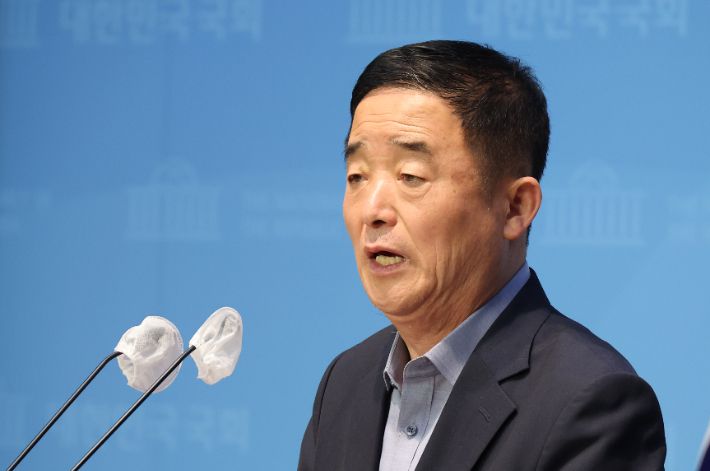 더불어민주당 강득구 의원이 8일 오전 서울 여의도 국회 소통관에서 이동관 전 청와대 홍보수석 자녀 학폭 관련 기자회견을 하고 있다. 연합뉴스