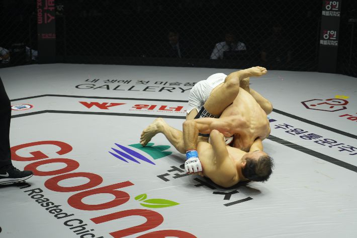 길로틴 초크를 시도하는 김수철. 로드FC 제공