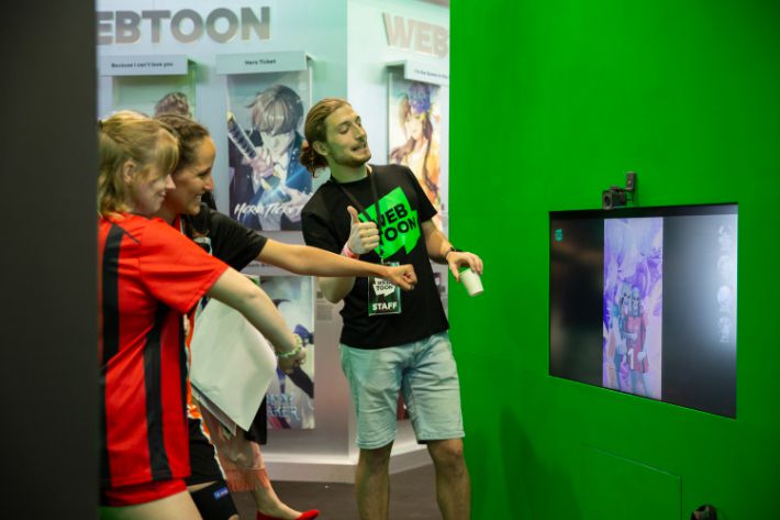 프랑스 파리에서 열린 '어메이징 페스티벌 2023' 네이버웹툰 부스에서 관람객들의 '툰필터' 체험이 진행되고 있다. 네이버웹툰 제공