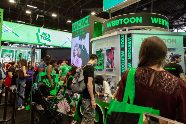 프랑스 파리에서 열린 '어메이징 페스티벌 2023' 네이버웹툰 부스에서 프랑스 웹툰 작가들의 사인회가 열리고 있다. 네이버웹툰 제공