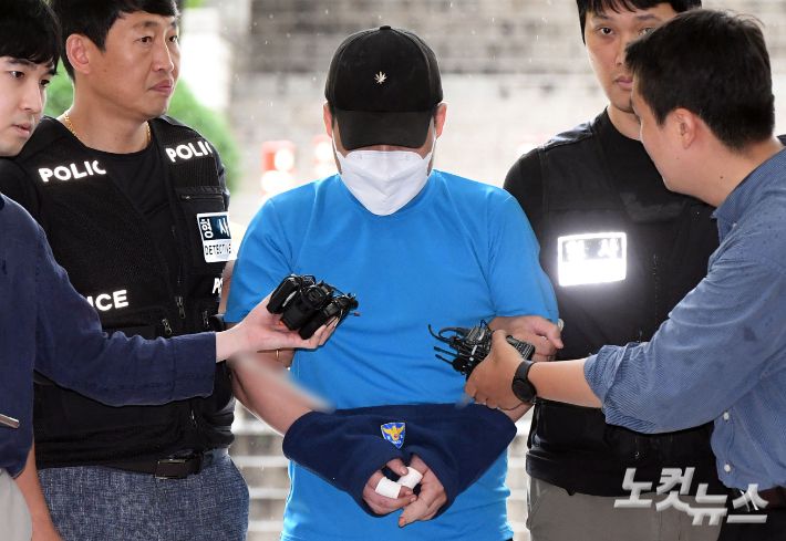 '신림역 흉기 난동' 사건 피의자 조선(33). 지난 23일 오후 서울 서초구 중앙지법에서 열린 구속 전 피의자 심문(영장실질심사)에 출석하고 있다. 황진환 기자