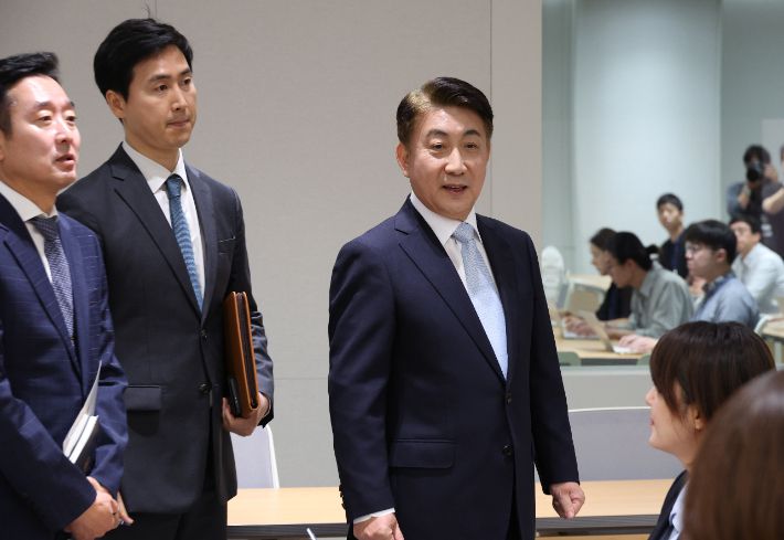 밝은 표정으로 기자단 만나는 이동관 방송통신위원장 후보자     (서울=연합뉴스) 진성철 기자 = 방송통신위원장 후보로 지명된 이동관 대통령 대외협력특보가 28일 서울 용산 대통령실 청사 브리핑룸에서 인사말을 마친 뒤 밝은 표정으로 기자들과 인사하고 있다.  2023.7.28     zjin@yna.co.kr (끝)   연합뉴스