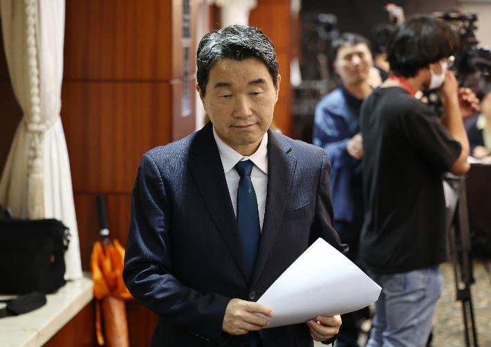 이주호 부총리 겸 교육부 장관이 10일 오전 서울 코리아나호텔에서 열린 '교권 회복 및 보호를 위한 교육부-국가교육위원회 공동주최 토론회'에서 환영사를 하기 위해 단상으로 향하고 있다. 연합뉴스