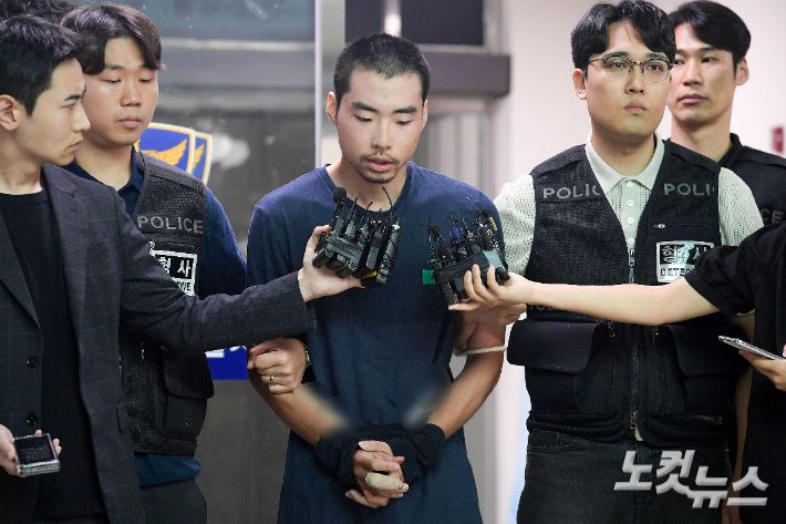 '분당 흉기 난동 사건' 피의자 최원종(22)이 10일 경기도 성남수정경찰서에서 검찰로 송치되고 있다. 성남=박종민 기자