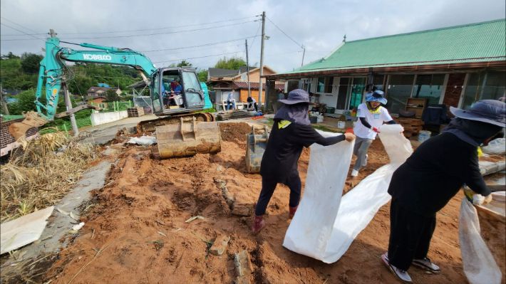 성진교회 국내단기선교팀이 전북 고창군의  호우 피해가정을 방문해 복구작업을 펼치고 있다.