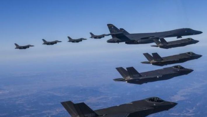 2023년 2월 19일 한국과 미국이 한반도 상공에서 북한의 대륙간탄도미사일(ICBM) 도발에 대응해 미국 전략자산을 동원한 연합공중훈련을 하고 있다. 연합뉴스