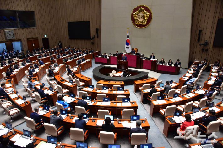추경호 경제부총리 겸 기획재정부 장관이 30일 서울 여의도 국회에서 열린 예산결산특별위원회 전체회의에서 제안설명을 하고 있다. 윤창원 기자