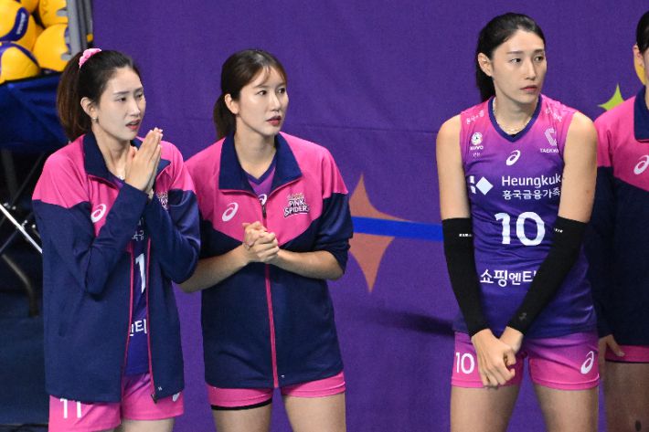 왼쪽부터 김수지, 김나희, 김연경이 KOVO컵 경기를 지켜보고 있다. 한국배구연맹