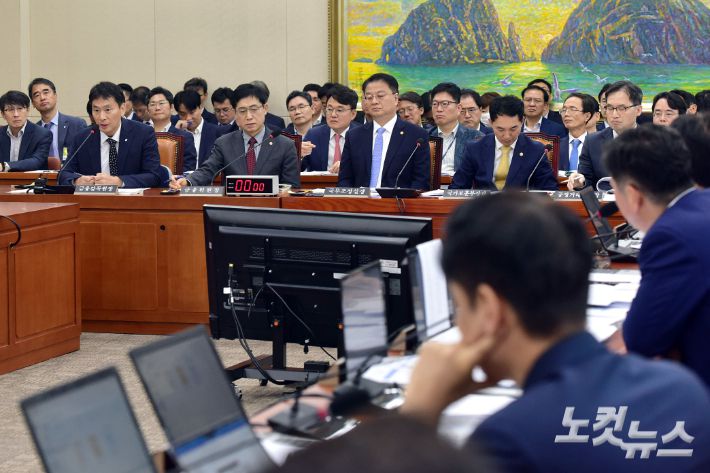 이복현 금융감독원장이 4일 서울 여의도 국회에서 열린 정무위원회 전체회의에서 의원 질의에 답변을 하고 있다. 윤창원 기자