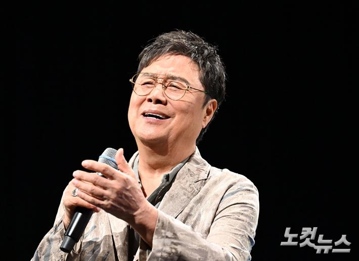 남진은 쇼케이스에서 '이별도 내 것' '용기 있는 자만이 미인을' 두 곡의 무대를 선보였다. 황진환 기자