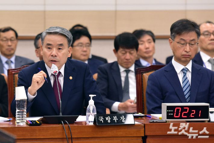 이종섭 국방부 장관이 13일 서울 여의도 국회에서 열린 법제사법위원회 전체회의에서 의원 질의에 답변을 하고 있다. 윤창원 기자