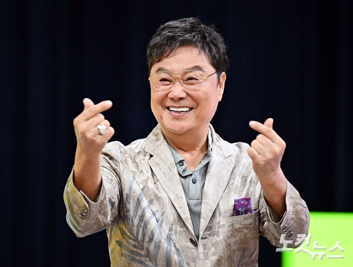 남진이 케이 하트 포즈를 취하고 있다. 황진환 기자