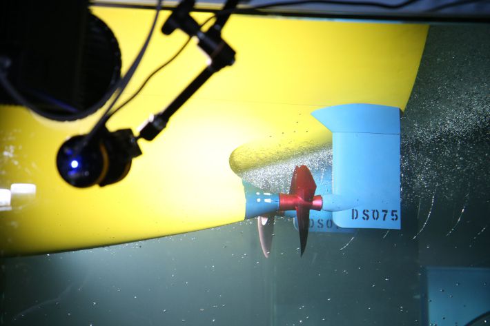 공동수조에서 선박의 공동현상을 실험하고 있다. 한화오션 제공