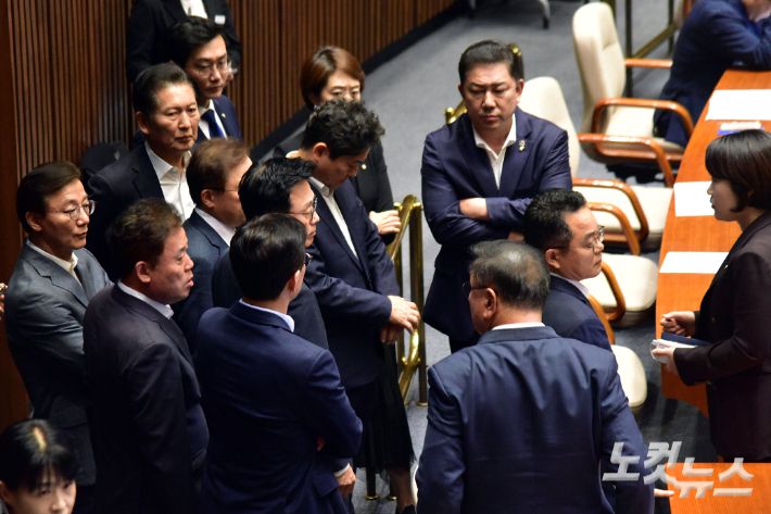 더불어민주당 박광온 원내대표 등 의원들이 21일 오후 서울 여의도 국회에서 열린 제410회 국회(정기회) 제8차 본회의에서 '국회의원(이재명) 체포동의안'이 가결되자 굳은 표정을 짓고 있다. 윤창원 기자