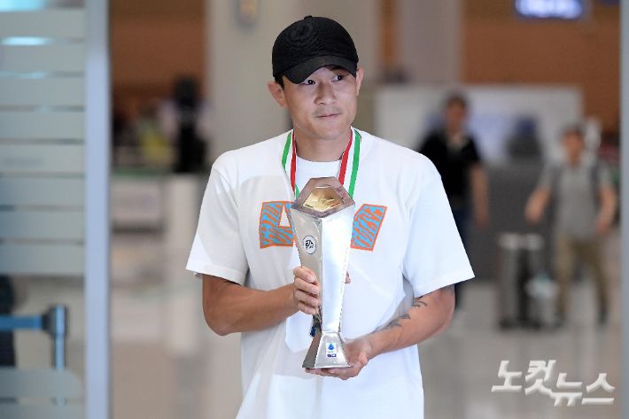'괴물 수비수' 김민재가 지난 6월 이탈리아 프로축구 세리에A 최고 수비수 트로피를 들고 귀국하고 있다. 박종민 기자
