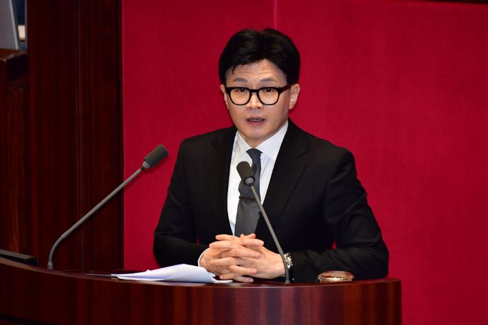 한동훈 법무부 장관이 21일 오후 서울 여의도 국회에서 열린 제410회 국회(정기회) 제8차 본회의에서 '국회의원(이재명) 체포동의안'에 대한 체포동의요청 이유설명을 하고 있다. 윤창원 기자