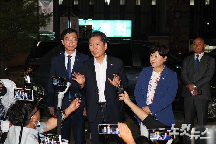 민주당 정청래, 서영교, 장경태 최고위원이 22일 저녁 서울 중랑구 녹색병원에서 단식 23일째인 이재명 더불어민주당 대표를 면담한 뒤 브리핑을 하고 있다. 국회사진취재단