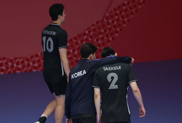 12강전에서 탈락한 남자 배구. 연합뉴스