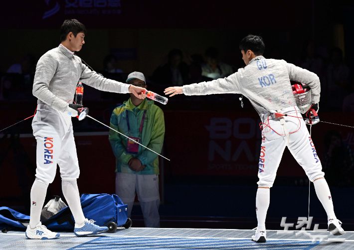 오상욱에게 물을 건네받는 구본길. 항저우(중국)=황진환 기자