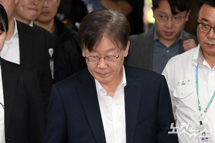 이재명 더불어민주당 대표가 26일 서울중앙지법에서 열린 영장실질심사에 출석하고 있다. 박종민 기자