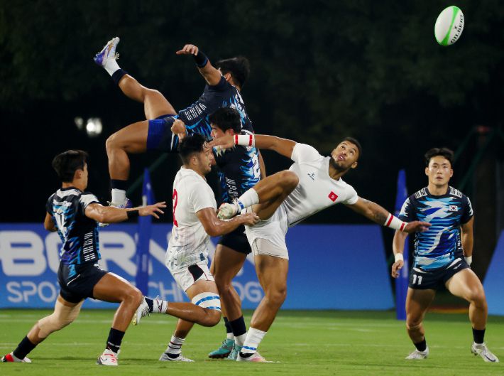 지난 26일 오후 중국 저장성 항저우 사범대에서 열린 2022 항저우 아시안게임 7인제 럭비 결승전에서 한국과 홍콩 대표팀 선수들이 경기를 하고 있다. 연합뉴스