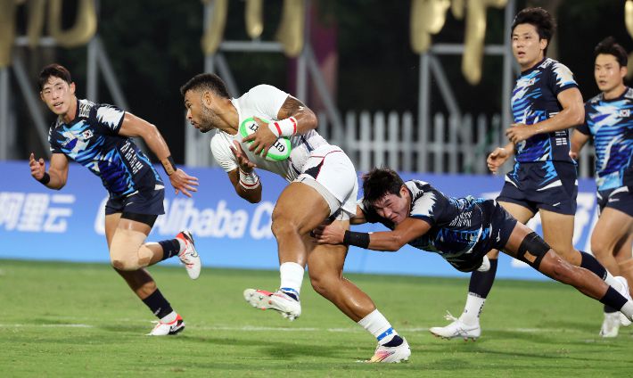 한국 대표팀이 홍콩의 공격을 필사적으로 막고 있다. 연합뉴스