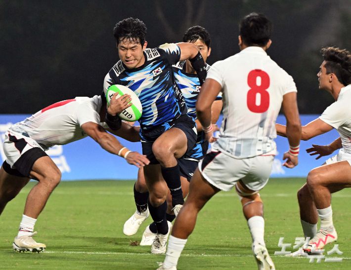 대한민국 럭비 대표팀 정연식이 홍콩 수비를 뚫고 있다. 황진환 기자