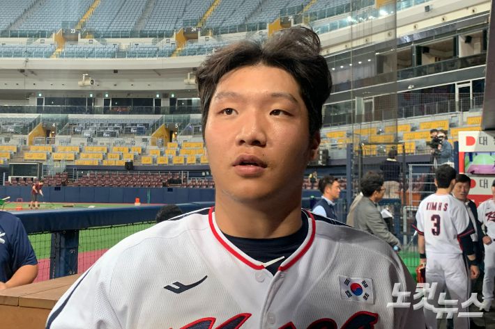 취재진과 인터뷰 중인 문보경. 이우섭 기자