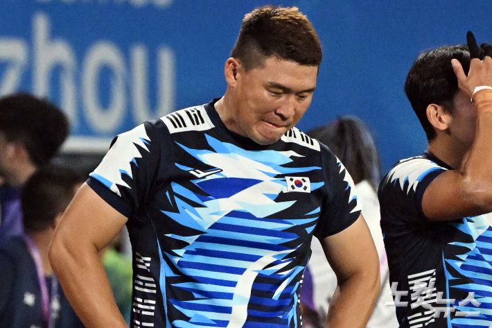 대한민국 럭비 레전드 한건규가 아쉬움에 그라운드를 떠나지 못하고 있다. 황진환 기자