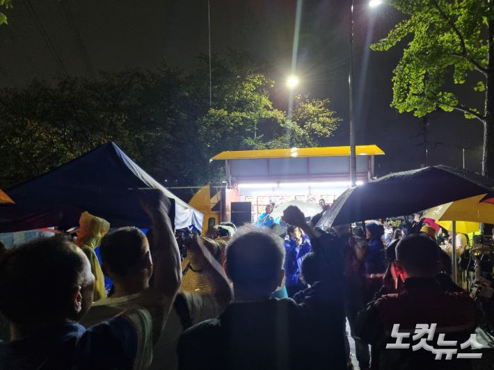 이재명 더불어민주당 대표의 기각 소식이 알려지자 이재명 대표 이름을 외치는 지지자들. 정성욱 기자