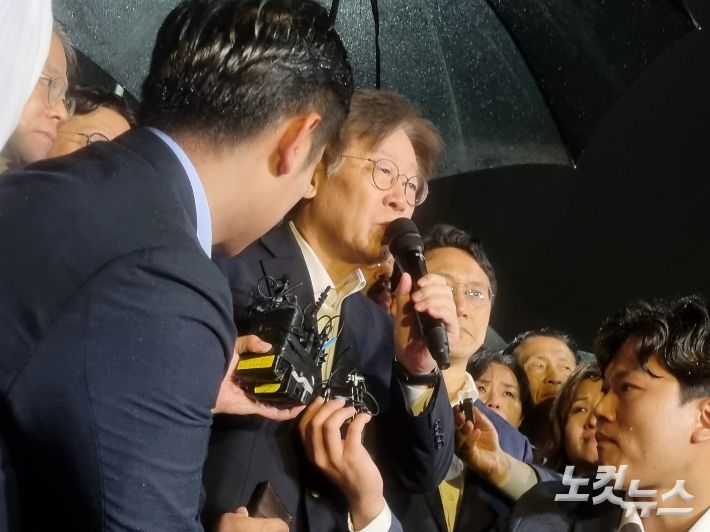 27일 새벽 구속영장이 기각된 후 서울구치소에서 나온 이재명 더불어민주당 대표가 취재진 앞에서 입장을 밝히고 있다. 정성욱 기자
