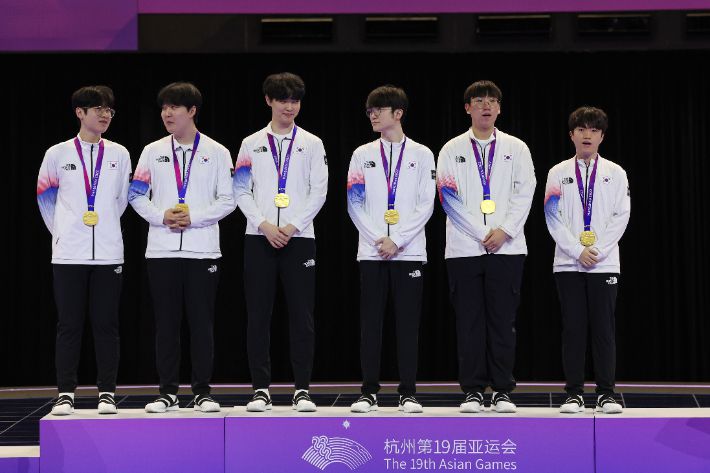 금메달을 차지한 e스포츠 리그오브레전드 대표팀. 연합뉴스