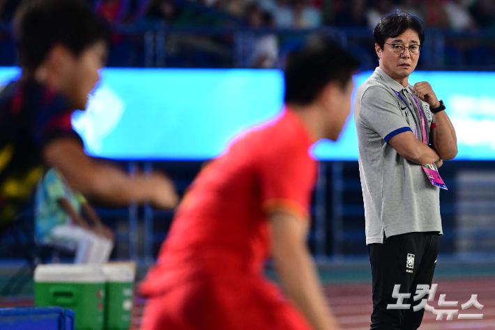 경기 지켜보는 황선홍 감독. 항저우(중국)=황진환 기자